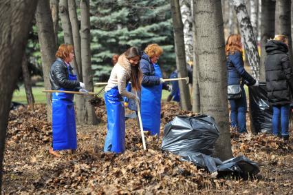 Субботник в парке Победы на Поклонной горе в Москве.