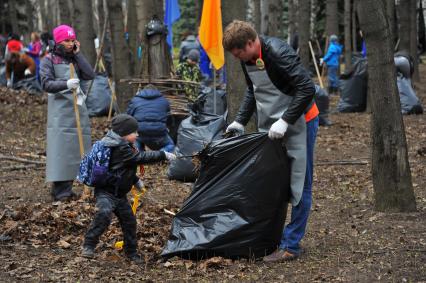 Субботник в парке Победы на Поклонной горе в Москве.