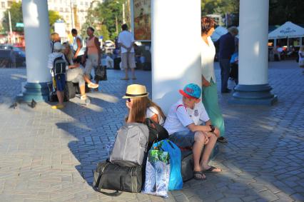 Симферополь. Дети с вещами на перроне железнодорожного вокзала.