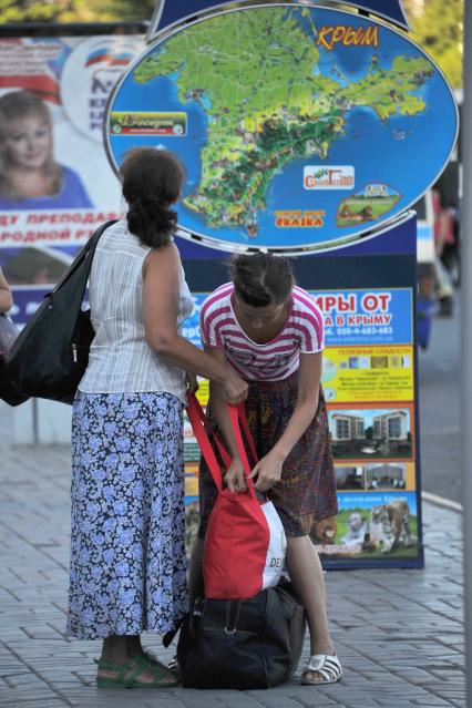 Симферополь. Карта Крымского полуострова на остановке рейсового автобуса.