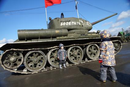 Екатеринбург. Дети рассматривают танк Т-34-85 во время репетиции парада Победы.