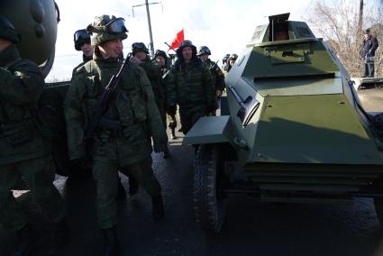 Екатеринбург. Репетиция парада Победы. Военнослужащие проходят мимо военной техники времен Великой Отечественной войны.