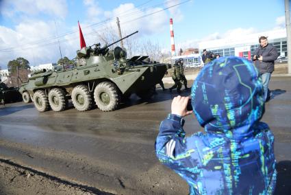 Екатеринбург. Зрители фотографируют репетицию парада Победы.