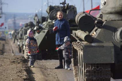 Екатеринбург. Семья наблюдает за репетицией парада Победы.