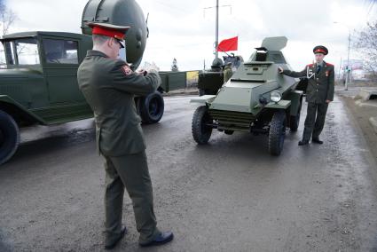 Екатеринбург. Репетиция парада Победы. Военнослужащие фотографируются на фоне военной техники времен Великой Отечественной войны.