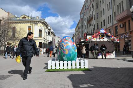 Пасхальное яйцо на Старом Арбате в Москве.