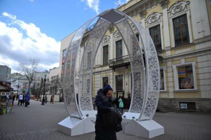 Пасхальное яйцо на Старом Арбате в Москве.