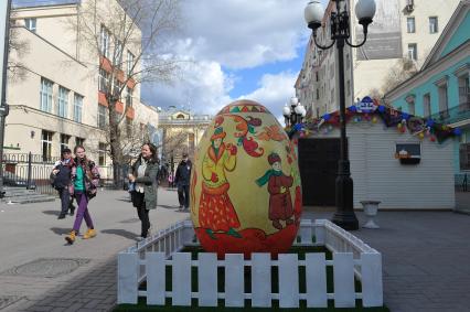 Пасхальное яйцо на Старом Арбате в Москве.