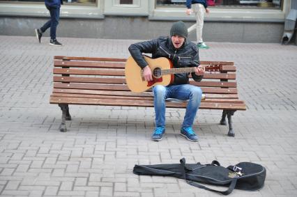 Уличный музыкант на Старом Арбате в Москве.