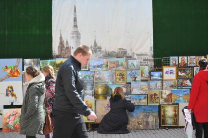 Продажа картин на Старом Арбате в Москве.