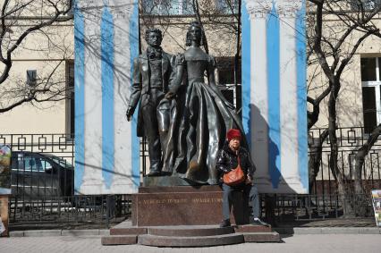 Памятник Александру Пушкину и Наталье Гончаровой на Арбате в Москве.