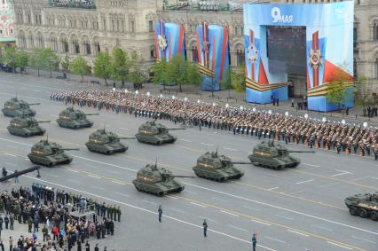 Москва. Дивизионные самоходные гаубицы 2С19 `Мста-С` во время генеральной репетиции Парада Победы на Красной площади.