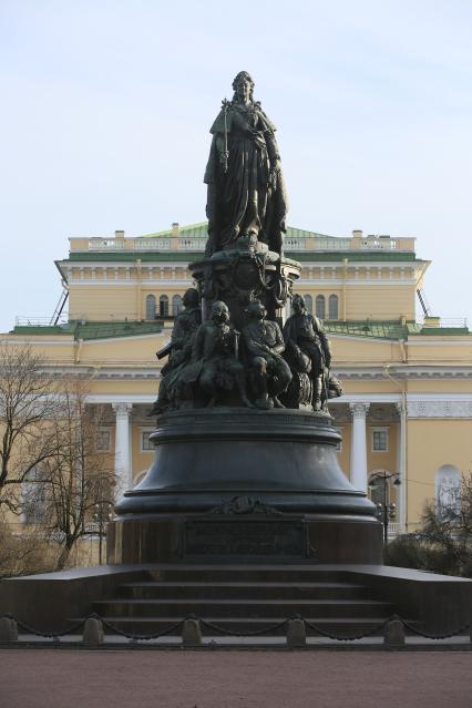 Санкт-Петербург. Памятник Екатерине II на площади Островского.