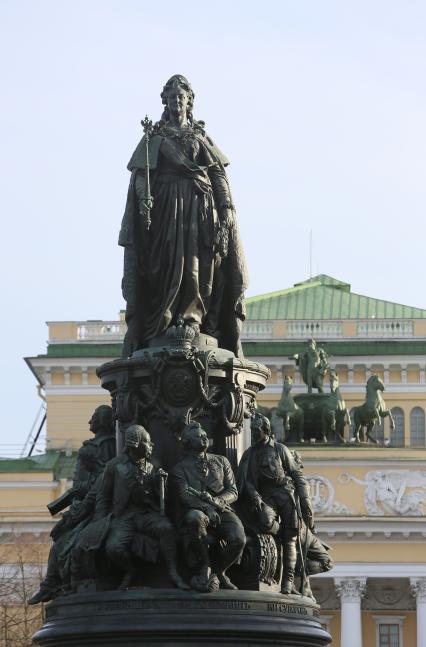 Санкт-Петербург. Памятник Екатерине II на площади Островского.