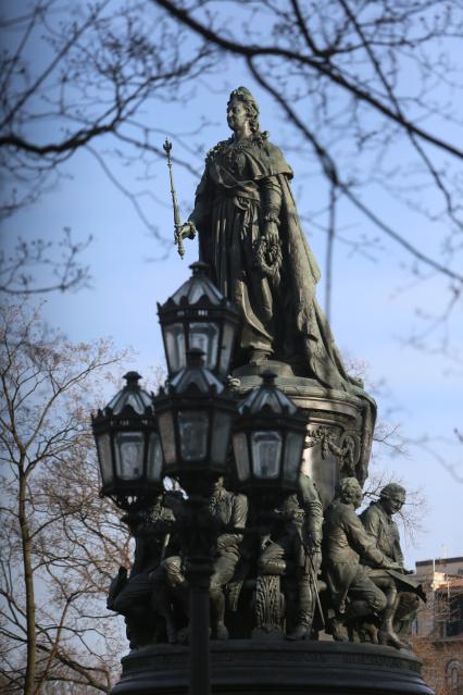 Санкт-Петербург. Памятник Екатерине II на площади Островского.