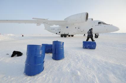 Северный полюс. Самолет An-74 RA-74001 во время восьмой российской молодежной экспедиции `На лыжах - к Северному полюсу!`.