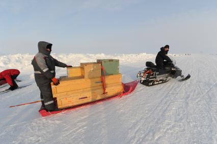 Северный полюс.  Участники восьмой российской молодежной экспедиции `На лыжах - к Северному полюсу!`.