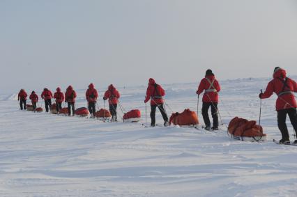 Северный полюс.  Участники восьмой российской молодежной экспедиции `На лыжах - к Северному полюсу!`.