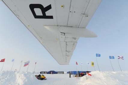 Северный полюс. Крыло самолета An-74 RA-74001 во время восьмой российской молодежной экспедиции `На лыжах - к Северному полюсу!`.