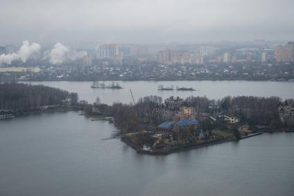 Московская область. Вид на коттеджный поселок `Остров` из кабины вертолета.