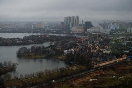 Московская область. Вид на район Красногорска Павшинская пойма и коттеджный поселок `Мякинино` из кабины вертолета.