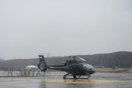 Московская область. Вертолет Eurocopter EC130 на взлетной площадке вертолетного центра `Хелипорт `Москва` на Новорижском шоссе.