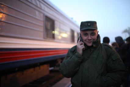 Ставрополь. Отправка призывников к месту службы поездом Ставрополь - Москва. Новобранец разговаривает по мобильному телефону.