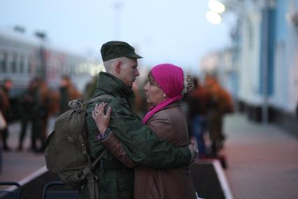 Ставрополь. Отправка призывников к месту службы поездом Ставрополь - Москва. Мама провожает сына-новобранца на вокзале.