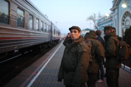 Ставрополь. Отправка призывников к месту службы поездом Ставрополь - Москва. Новобранец на перроне.