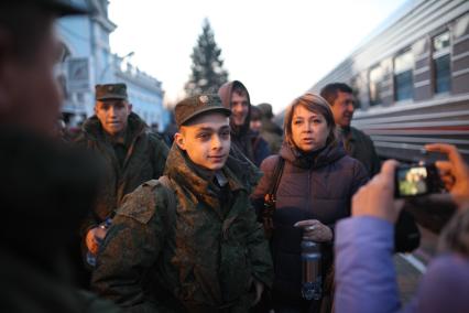 Ставрополь. Отправка призывников к месту службы поездом Ставрополь - Москва. Новобранец фотографируется с родственниками.