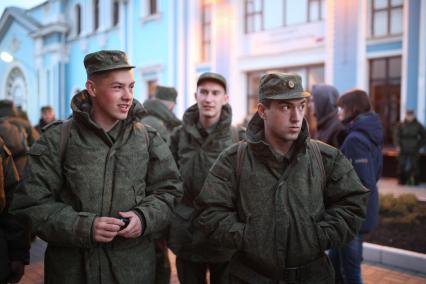 Ставрополь. Отправка призывников к месту службы поездом Ставрополь - Москва. Новобранцы на вокзале.