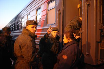 Ставрополь. Отправка призывников к месту службы поездом Ставрополь - Москва. Новобранцы садятся в вагон.