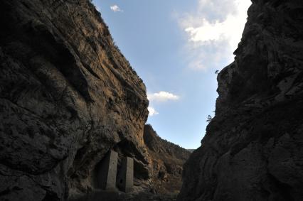 Чечня. Высеченные башни в скале Аргунского ущелья.