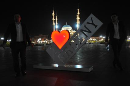 Грозный. Табличка `Я люблю Grozny` на площади Ахмата Кадырова.