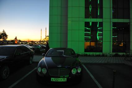 Грозный. Припаркованный автомобиль Bentley (Бентли) у комплекса высотных зданий `Грозный-Сити`.