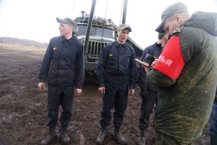 Участники во время разворачивания мобильной ремонтной мастерской на базе автомобиля УРАЛ 4320 МРС АТ Международный конкурс \"Мастер автобронетанковой техники\", проходящий на Чебаркульском полигоне в Челябинской области