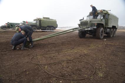 Участники во время разворачивания мобильной ремонтной мастерской на базе автомобиля УРАЛ 4320 МРС АТ Международный конкурс \"Мастер автобронетанковой техники\", проходящий на Чебаркульском полигоне в Челябинской области