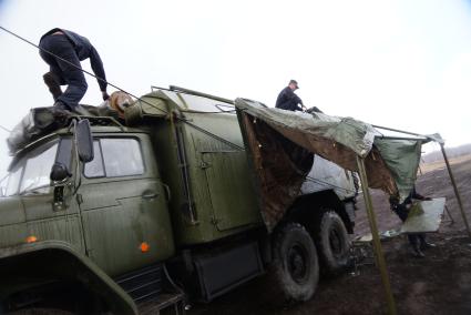 Участники во время разворачивания мобильной ремонтной мастерской на базе автомобиля УРАЛ 4320 МРС АТ Международный конкурс \"Мастер автобронетанковой техники\", проходящий на Чебаркульском полигоне в Челябинской области