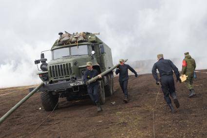 Участники во время разворачивания мобильной ремонтной мастерской на базе автомобиля УРАЛ 4320 МРС АТ Международный конкурс \"Мастер автобронетанковой техники\", проходящий на Чебаркульском полигоне в Челябинской области