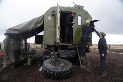 Участники во время разворачивания мобильной ремонтной мастерской на базе автомобиля УРАЛ 4320 МРС АТ Международный конкурс \"Мастер автобронетанковой техники\", проходящий на Чебаркульском полигоне в Челябинской области