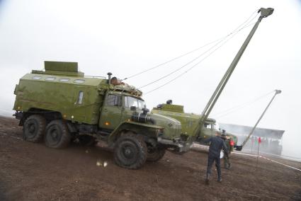 Участники во время разворачивания мобильной ремонтной мастерской на базе автомобиля УРАЛ 4320 МРС АТ Международный конкурс \"Мастер автобронетанковой техники\", проходящий на Чебаркульском полигоне в Челябинской области