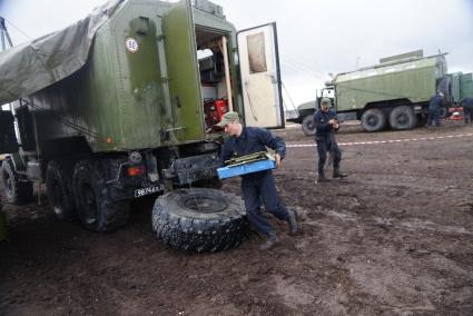 Участники во время разворачивания мобильной ремонтной мастерской на базе автомобиля УРАЛ 4320 МРС АТ Международный конкурс \"Мастер автобронетанковой техники\", проходящий на Чебаркульском полигоне в Челябинской области