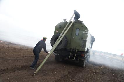 Участники во время разворачивания мобильной ремонтной мастерской на базе автомобиля УРАЛ 4320 МРС АТ Международный конкурс \"Мастер автобронетанковой техники\", проходящий на Чебаркульском полигоне в Челябинской области