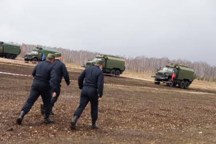 Учатники идт к машинам.  Международный конкурс \"Мастер автобронетанковой техники\", проходящий на Чебаркульском полигоне в Челябинской области