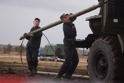 Участники во время сворачивания мобильной ремонтной мастерской на базе автомобиля УРАЛ 4320 МРС АТ Международный конкурс \"Мастер автобронетанковой техники\", проходящий на Чебаркульском полигоне в Челябинской области