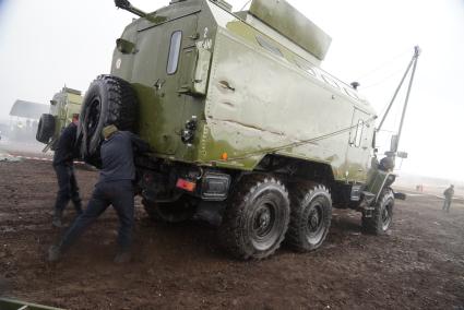 Участники во время разворачивания мобильной ремонтной мастерской на базе автомобиля УРАЛ 4320 МРС АТ Международный конкурс \"Мастер автобронетанковой техники\", проходящий на Чебаркульском полигоне в Челябинской области