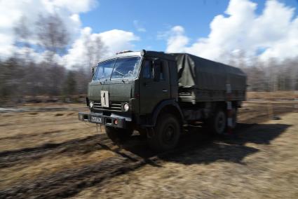 Участник во время выполнения вождения на автомобиле КАМАЗ 43114. Международный конкурс \"Мастер автобронетанковой техники\", проходящий на Чебаркульском полигоне в Челябинской области