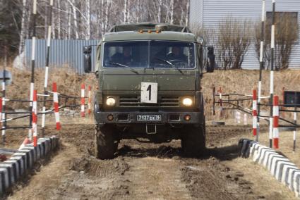 Участник во время выполнения вождения на автомобиле КАМАЗ 43114. Международный конкурс \"Мастер автобронетанковой техники\", проходящий на Чебаркульском полигоне в Челябинской области