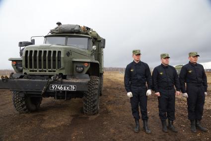 Отделение военных автомобилистов, участников соревнований.  Международный конкурс \"Мастер автобронетанковой техники\", проходящий на Чебаркульском полигоне в Челябинской области