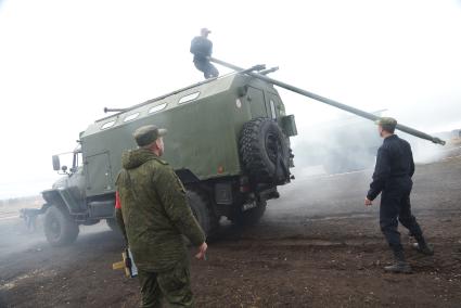 Участники во время разворачивания мобильной ремонтной мастерской на базе автомобиля УРАЛ 4320 МРС АТ Международный конкурс \"Мастер автобронетанковой техники\", проходящий на Чебаркульском полигоне в Челябинской области